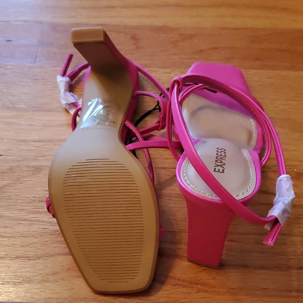 Express neon fuchsia strappy block-heel sandals. square toe Size 6 NWT - Picture 5 of 5